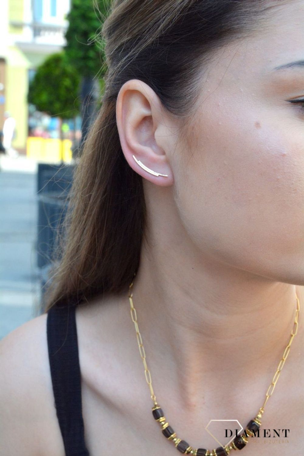 Kolczyki złote 333 grawerowane nausznice KL 10939 333. Kolczyki złote 333 grawerowane. Kolczyki nausznice. Eleganckie, złote kolczyki marki Diament wykonane z próby złota 333 o wadze około 0,66 g. Długość kolczyka 2,5 cm.jpg